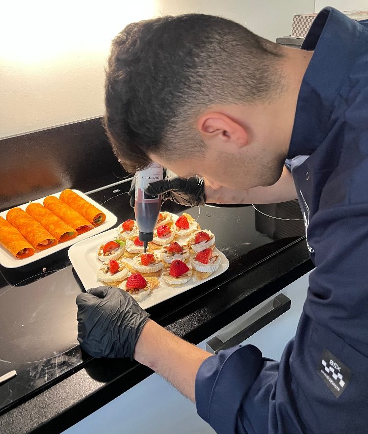 vanHeesCooking Diner aan huis_ Van Hees Cooking hapjes aan t voorbereiden