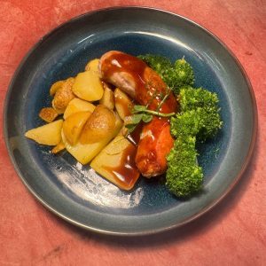 Gebakken aardappelkrieltjes met een tuinkruidenworst en broccoli