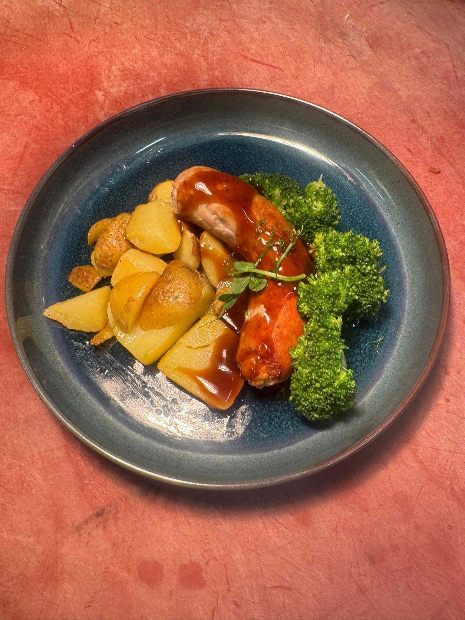 Gebakken aardappelkrieltjes met een tuinkruidenworst en broccoli