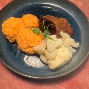 Zoete aardappelpuree met een runderburger en bloemkool