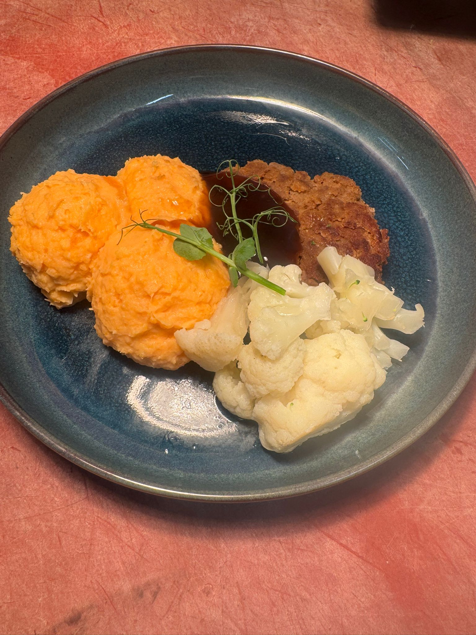 Zoete aardappelpuree met een runderburger en bloemkool