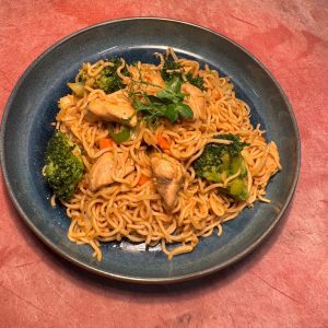 Gebakken eierenoedels met kip