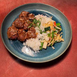 Beef Teriyaki met witte rijst en aziatische groentes.