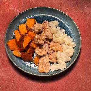 Zoete aardappel met kipfilet en bloemkool
